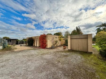 4 bedroom Detached bungalow for sale in Barlings Lane, Langworth, LN3