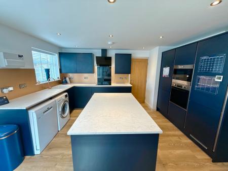 4 bedroom Detached bungalow for sale in Caroline Road, Metheringham, LN4