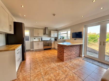 4 bedroom Detached house for sale in Hunt Lea Avenue, Lincoln, LN6