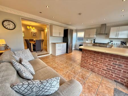 4 bedroom Detached house for sale in Hunt Lea Avenue, Lincoln, LN6