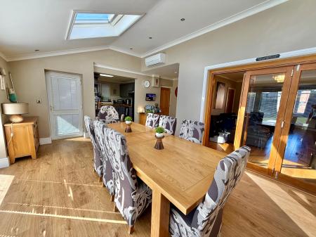 4 bedroom Detached house for sale in Hykeham Road, Lincoln, LN6