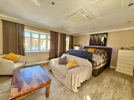 4 bedroom Detached house for sale in Hykeham Road, Lincoln, LN6