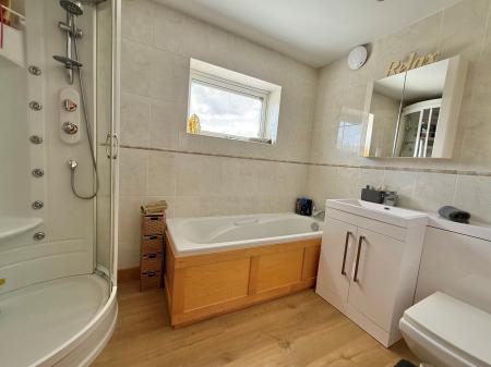 4 bedroom Detached house for sale in Hykeham Road, Lincoln, LN6