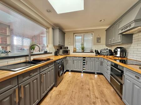 4 bedroom Detached house for sale in Hykeham Road, Lincoln, LN6