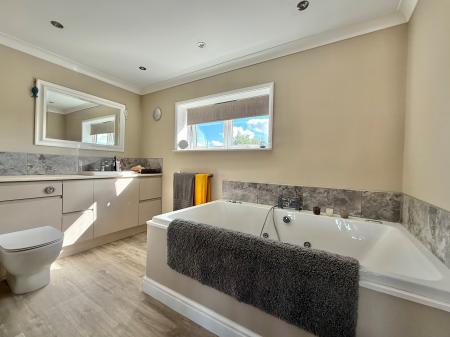 4 bedroom Detached house for sale in Hykeham Road, Lincoln, LN6