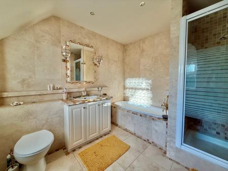 5 bedroom Detached house for sale in Lincoln Road, Bassingham, LN5