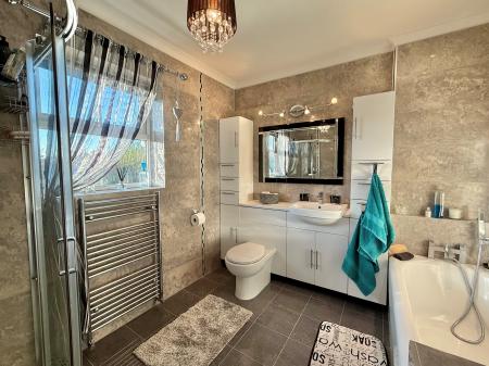 5 bedroom Detached house for sale in Lincoln Road, Bassingham, LN5