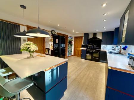 5 bedroom Detached house for sale in Lincoln Road, Bassingham, LN5