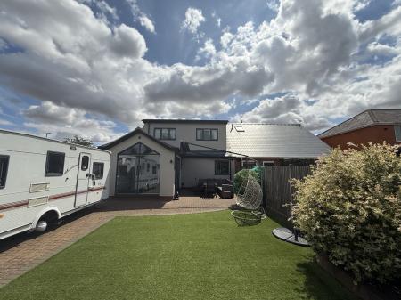 5 bedroom Bungalow for sale in Lincoln Road, North Hykeham, LN6