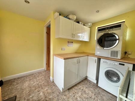 3 bedroom Semi-detached house for sale in Newark Road, North Hykeham, LN6