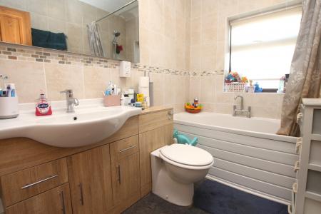 3 bedroom Semi-detached house for sale in Newark Road, North Hykeham, LN6