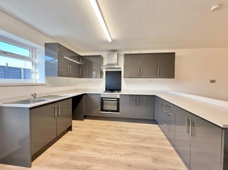 4 bedroom Semi-detached house for sale in Apley Close, Lincoln, LN2