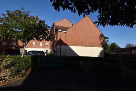 2 bedroom Flat for sale in Walnut Gardens, East Leake, LE12