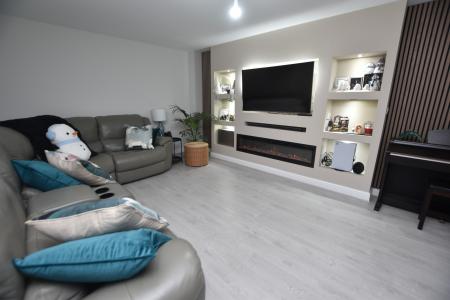 4 bedroom Detached house for sale in Hardy Way, East Leake, LE12