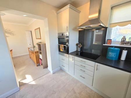 2 bedroom Detached bungalow for sale in Leeming Park, Mansfield Woodhouse, NG19