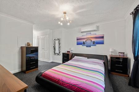 5 bedroom Detached house for sale in Haywain Drive, Deeping St Nicholas, PE11