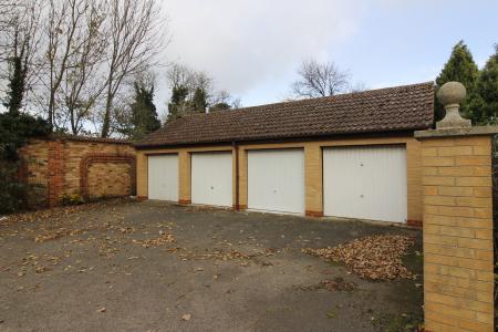 2 bedroom Terraced House to let in Dixons Road, Market Deeping, PE6