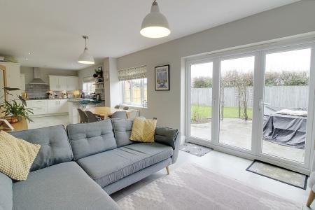 6 bedroom Detached house for sale in Windsor Gardens, Market Deeping, PE6