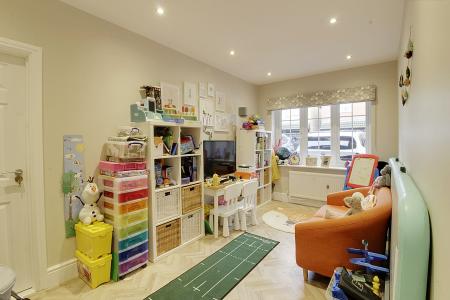 6 bedroom Detached house for sale in Windsor Gardens, Market Deeping, PE6