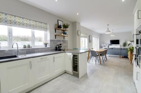 6 bedroom Detached house for sale in Windsor Gardens, Market Deeping, PE6