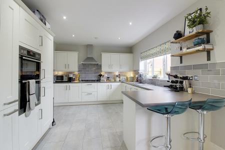 6 bedroom Detached house for sale in Windsor Gardens, Market Deeping, PE6