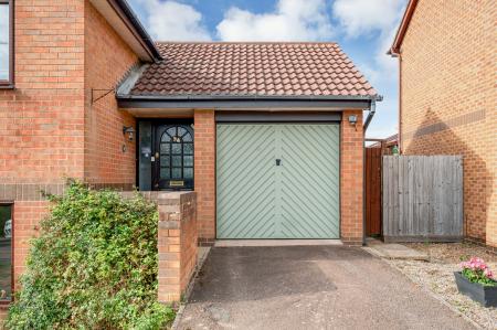 4 bedroom Detached house for sale in Delightful Home on Dickens Drive, Melton Mowbray, LE13 1HZ