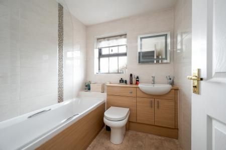 4 bedroom Detached house for sale in Delightful Home on Dickens Drive, Melton Mowbray, LE13 1HZ