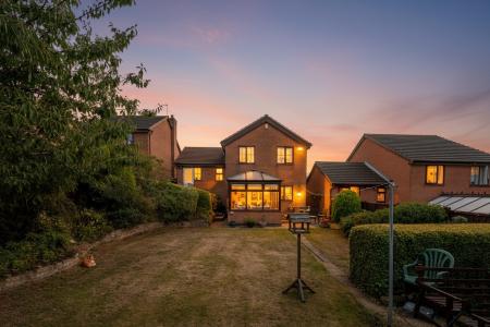 4 bedroom Detached house for sale in Delightful Home on Dickens Drive, Melton Mowbray, LE13 1HZ