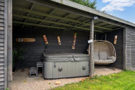 3 bedroom Semi-detached house for sale in Stunning Garden on Oak Road, Melton Mowbray, LE13 1BD