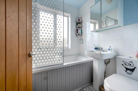 3 bedroom Semi-detached house for sale in Stunning Garden on Oak Road, Melton Mowbray, LE13 1BD