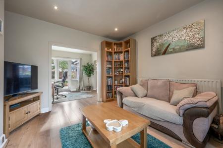 3 bedroom Semi-detached house for sale in Stunning Garden on Oak Road, Melton Mowbray, LE13 1BD