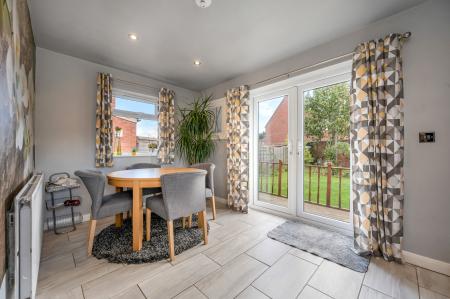 3 bedroom Semi-detached house for sale in Stunning Garden on Oak Road, Melton Mowbray, LE13 1BD