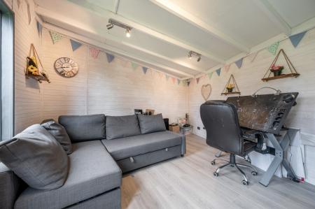 3 bedroom Semi-detached house for sale in Stunning Garden on Oak Road, Melton Mowbray, LE13 1BD