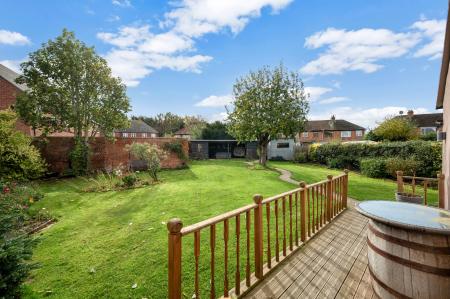 3 bedroom Semi-detached house for sale in Stunning Garden on Oak Road, Melton Mowbray, LE13 1BD