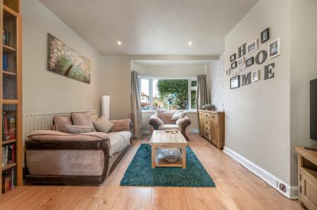 3 bedroom Semi-detached house for sale in Stunning Garden on Oak Road, Melton Mowbray, LE13 1BD