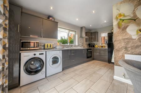 3 bedroom Semi-detached house for sale in Stunning Garden on Oak Road, Melton Mowbray, LE13 1BD