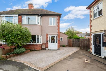 3 bedroom Semi-detached house for sale in Stunning Garden on Oak Road, Melton Mowbray, LE13 1BD