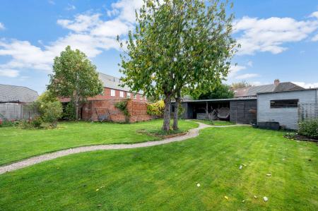 3 bedroom Semi-detached house for sale in Stunning Garden on Oak Road, Melton Mowbray, LE13 1BD