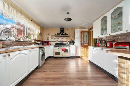 4 bedroom Detached house for sale in Spacious Home on Redbrook Crescent, Melton, LE13 0EU