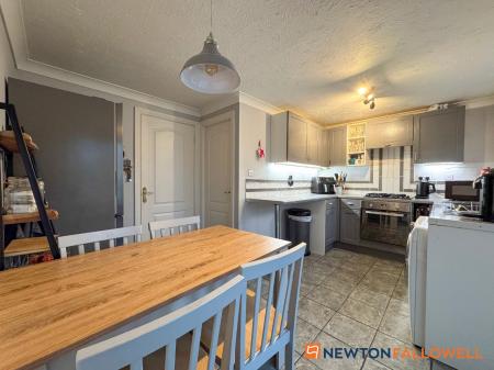 3 bedroom Semi-detached house for sale in Cannon Close, Newark