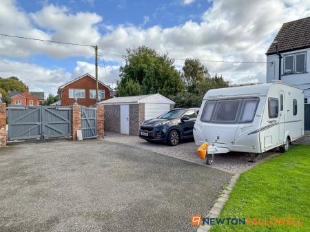 4 bedroom Detached bungalow for sale in Glovers Lane, Balderton