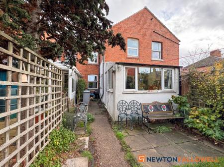 3 bedroom Terraced House for sale in Harcourt Street, Newark
