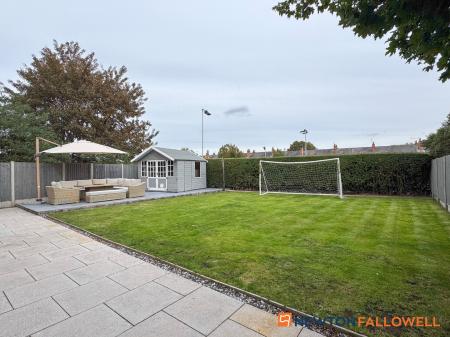 4 bedroom Semi-detached house for sale in Harewood Avenue, Newark