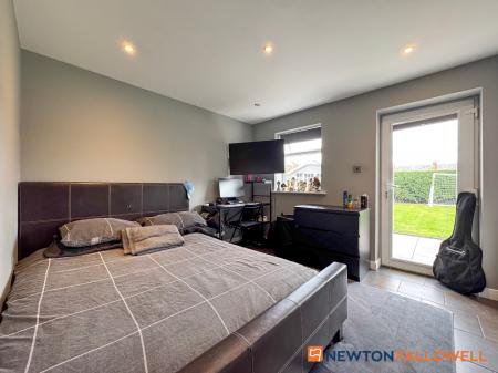 4 bedroom Semi-detached house for sale in Harewood Avenue, Newark