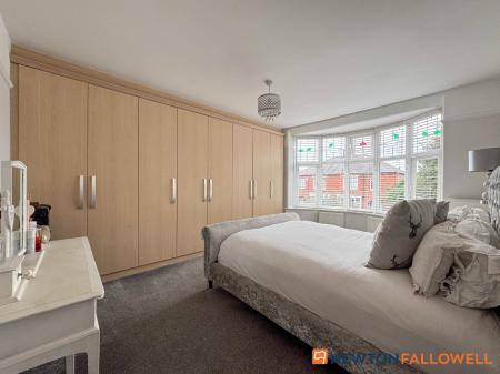 4 bedroom Semi-detached house for sale in Harewood Avenue, Newark