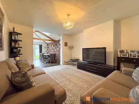 4 bedroom Semi-detached house for sale in Harewood Avenue, Newark