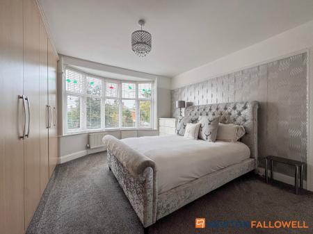 4 bedroom Semi-detached house for sale in Harewood Avenue, Newark