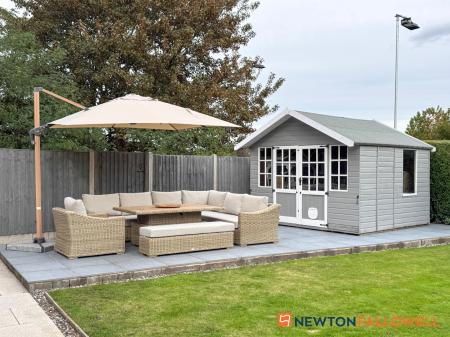 4 bedroom Semi-detached house for sale in Harewood Avenue, Newark