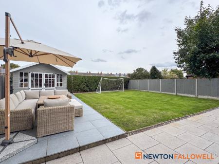 4 bedroom Semi-detached house for sale in Harewood Avenue, Newark
