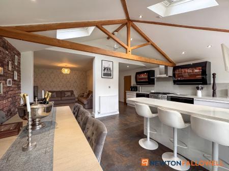 4 bedroom Semi-detached house for sale in Harewood Avenue, Newark